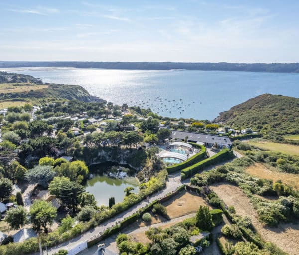 Vue aérienne d'un paysage côtier en Bretagne.