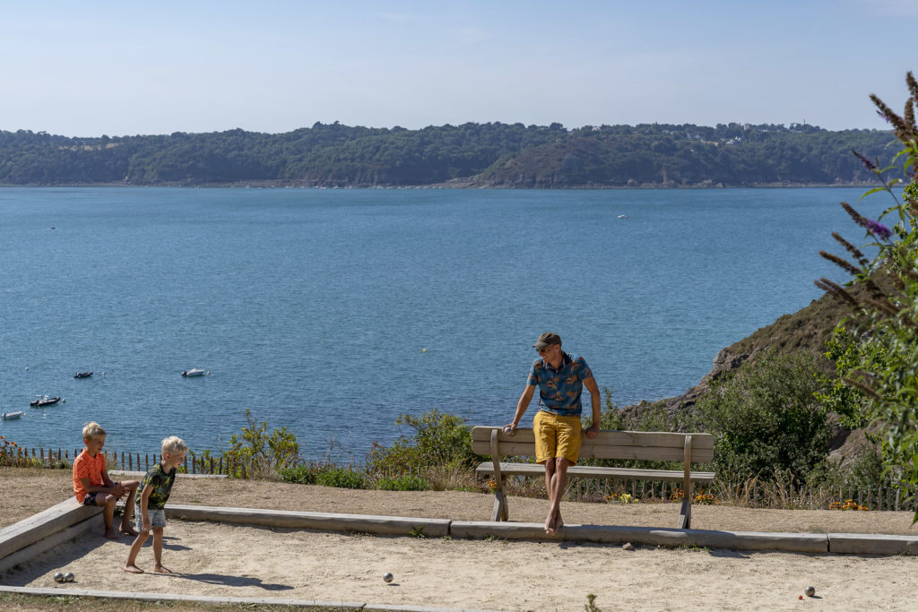 Terrain de pétanque face à l'océan
