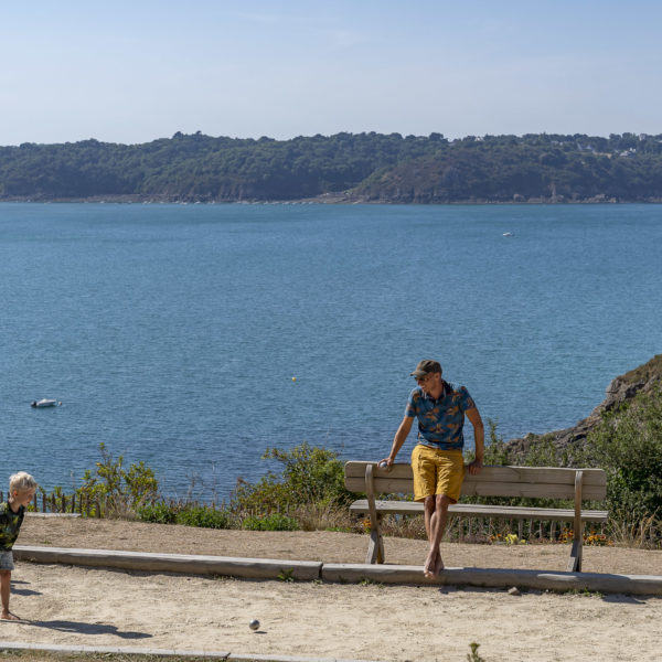 Petanquebaan met uitzicht op de oceaan
