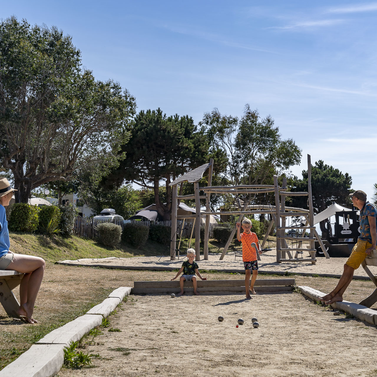 Famille qui joue à la pétanque au camping Le Châtelet