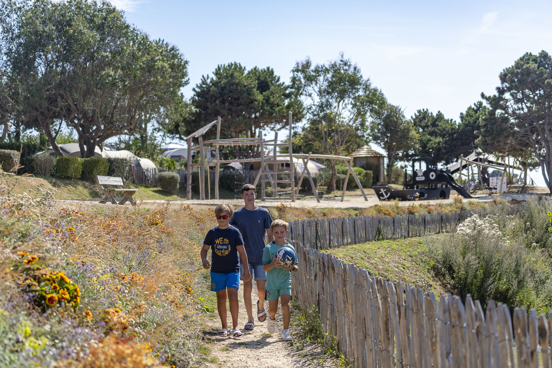 Enfants qui marche sur un chemin un ballon à la main