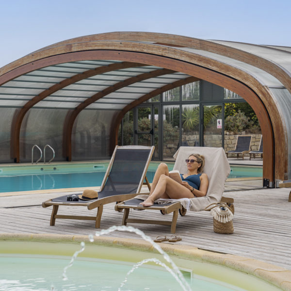 Femme allongé sur une chaise longue