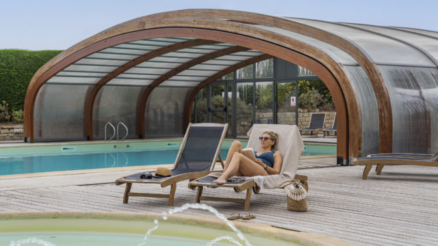 Femme allongé sur une chaise longue