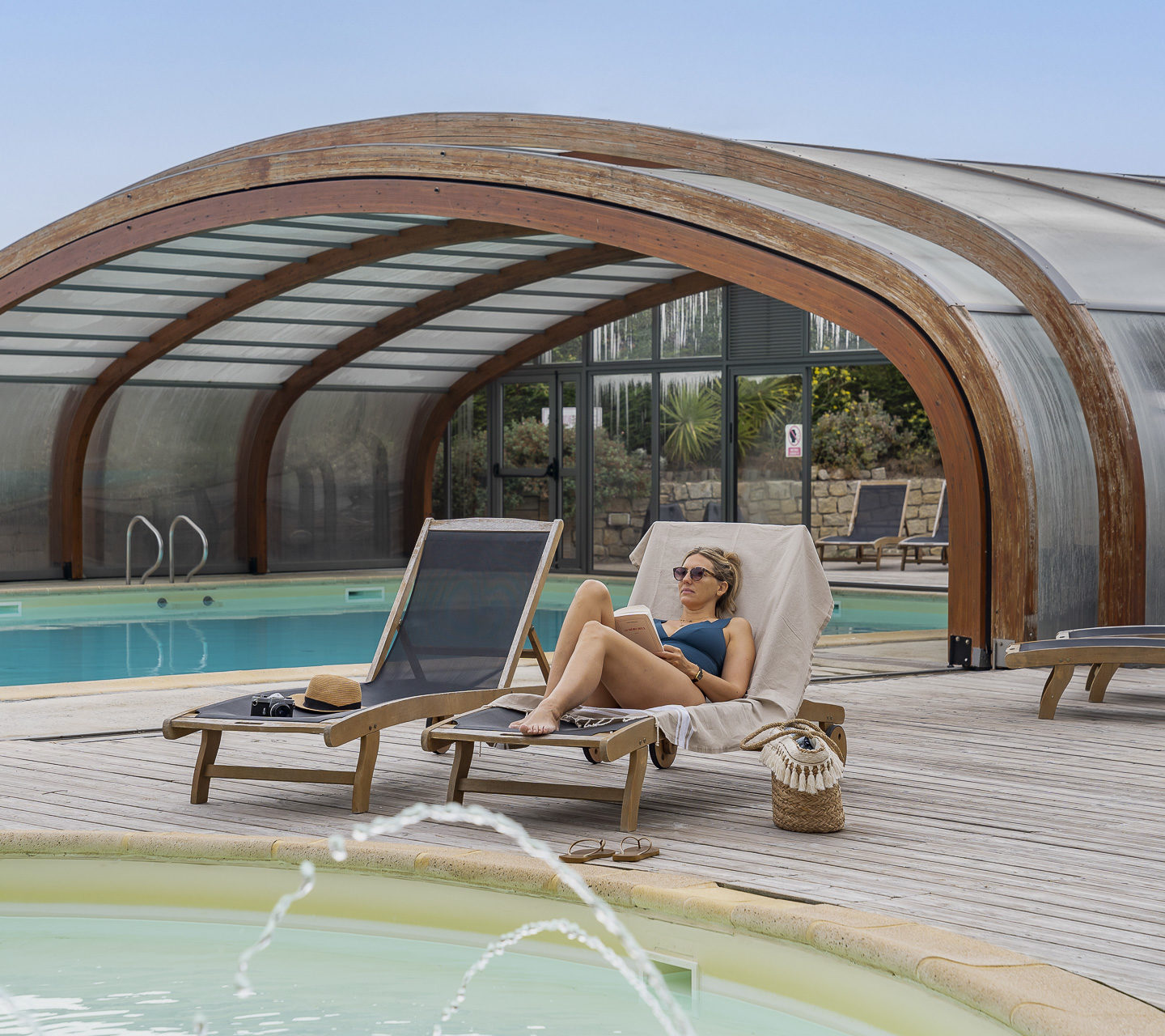 Femme allongé sur une chaise longue