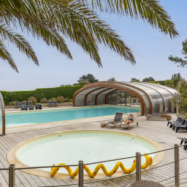 Femme qui se détend sur une chaise longue