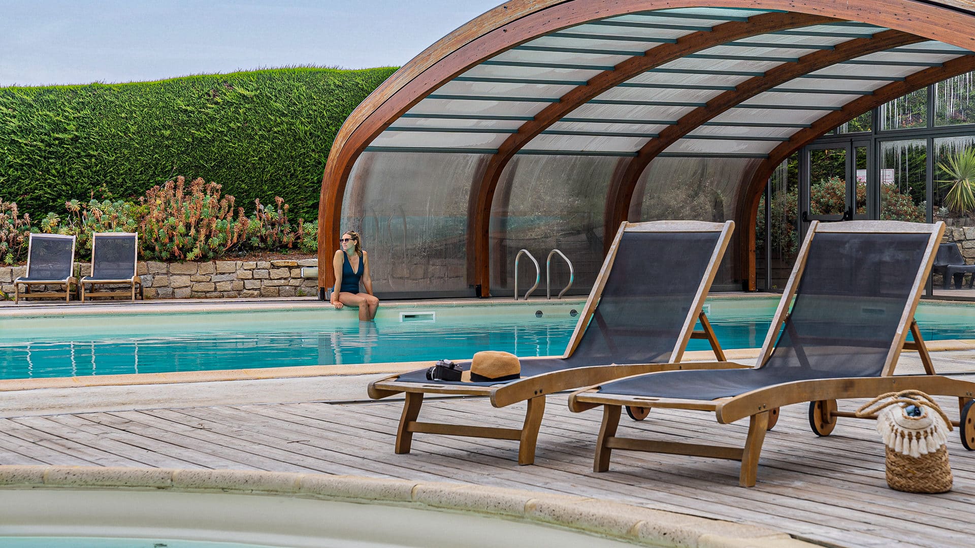 Espace aquatique avec chaise longue