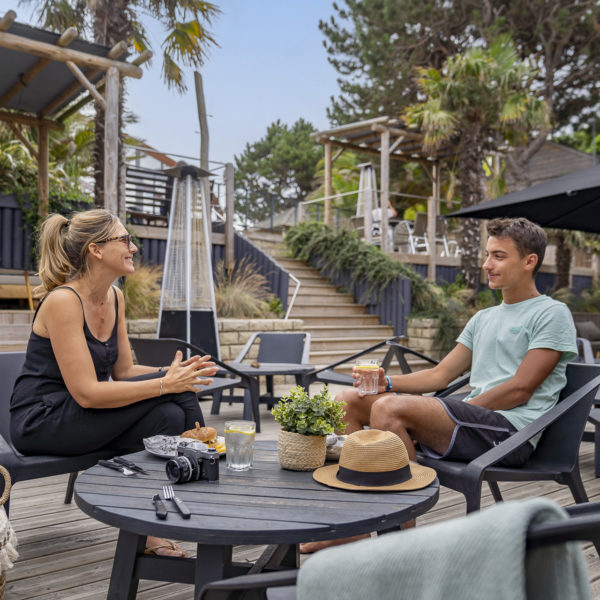 Deux personnes qui discutent en terrasse