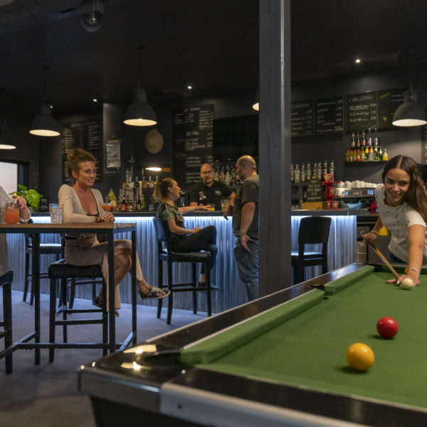 Jeune fille qui joue au billard