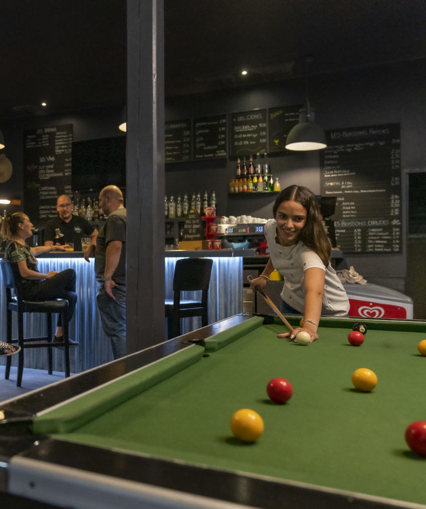 Jeune fille qui joue au billard