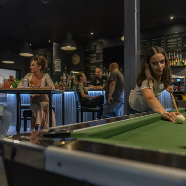 Mensen die biljarten in de bar van een camping