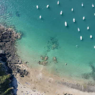 Crique bretonne avec bateau et plage