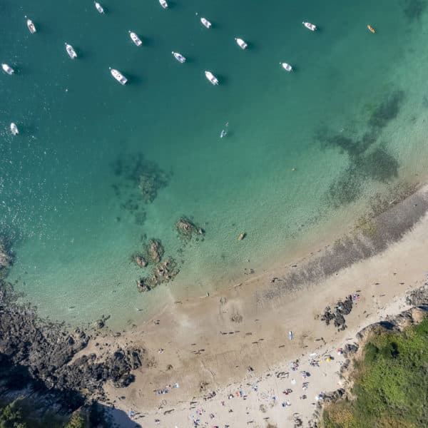 Vue aérienne plage rocheuse avec bateaux en mer