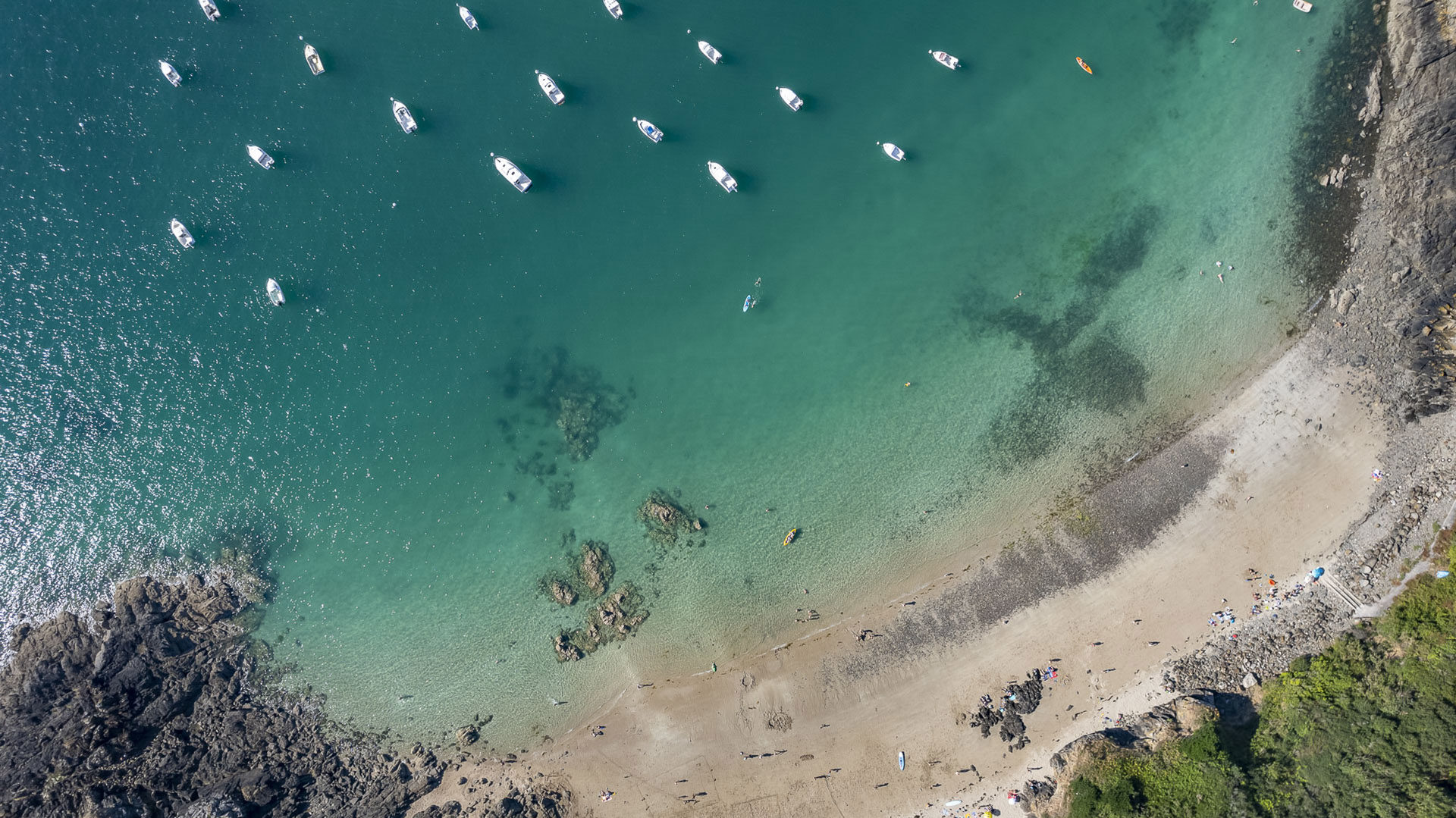 Crique avec une belle plage ne bretagne