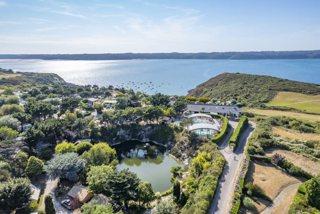 Vue aérienne d'un camping en bord de mer