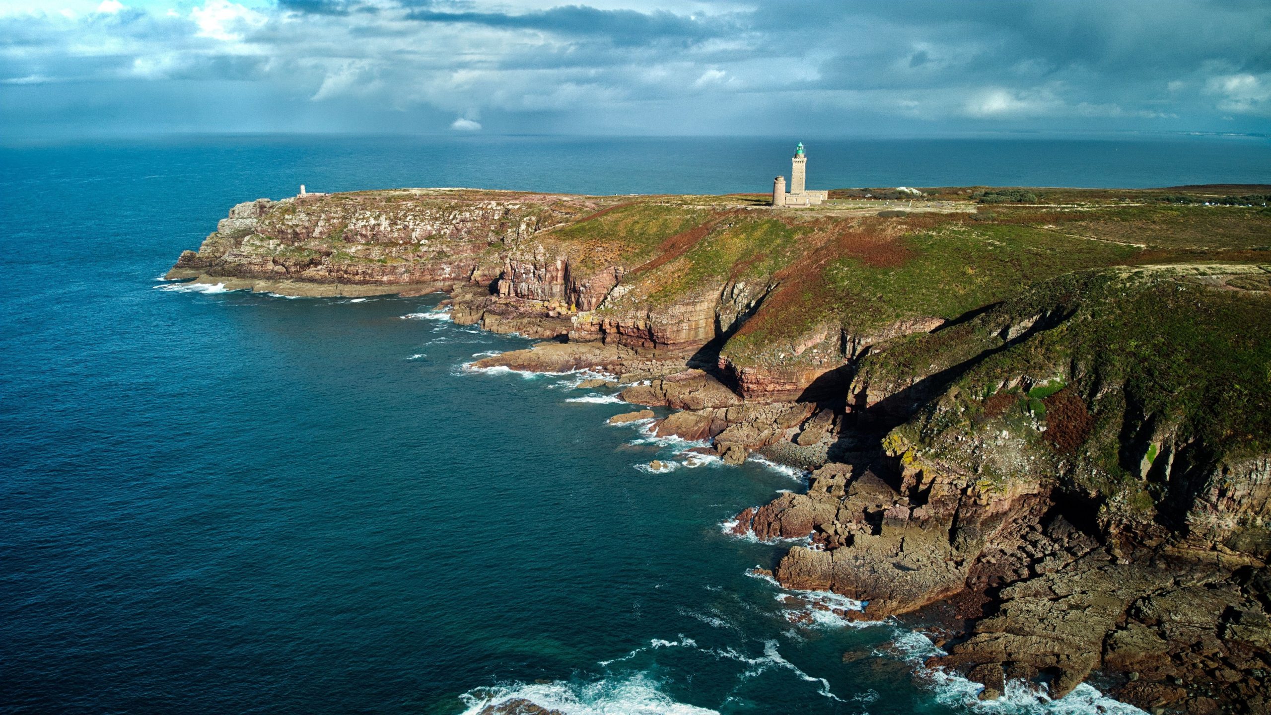 Paysage de Bretagne avec des falaises et l'océan