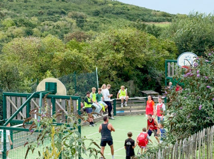 Personnes jouant au basket