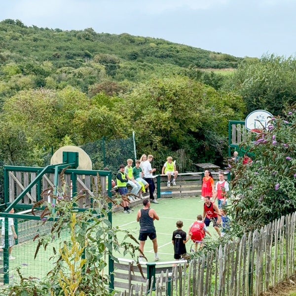 Groep mensen die basketbal spelen