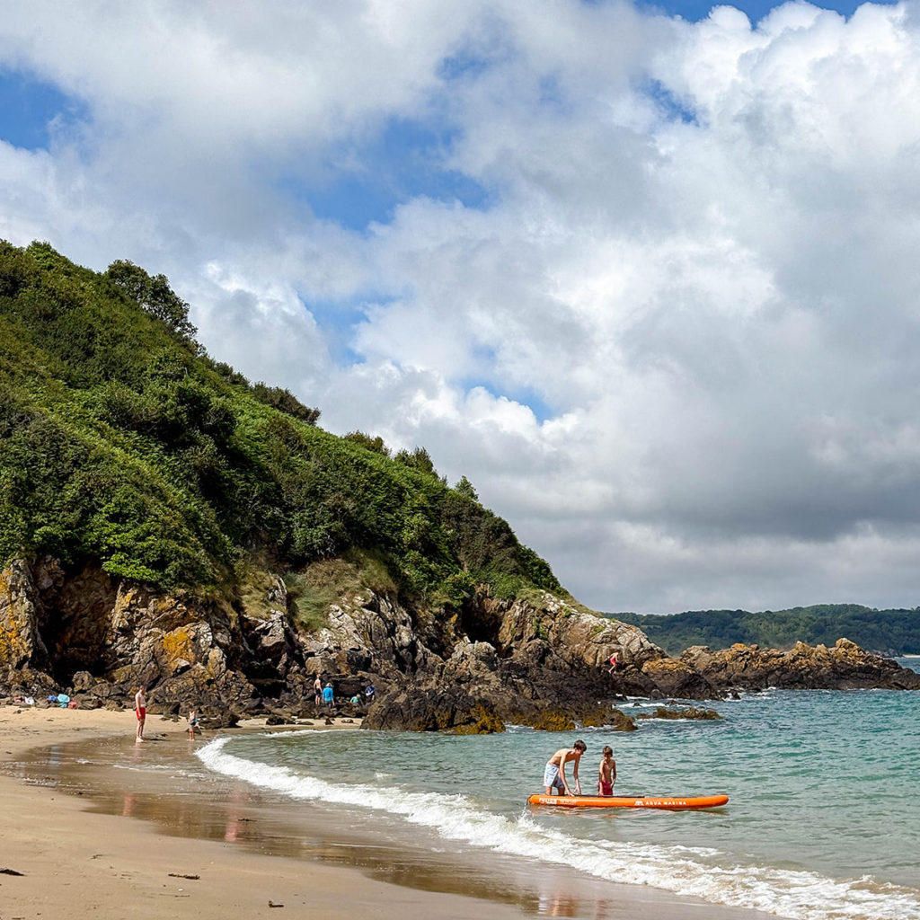 Deux personnes qui s'élance sur un paddle