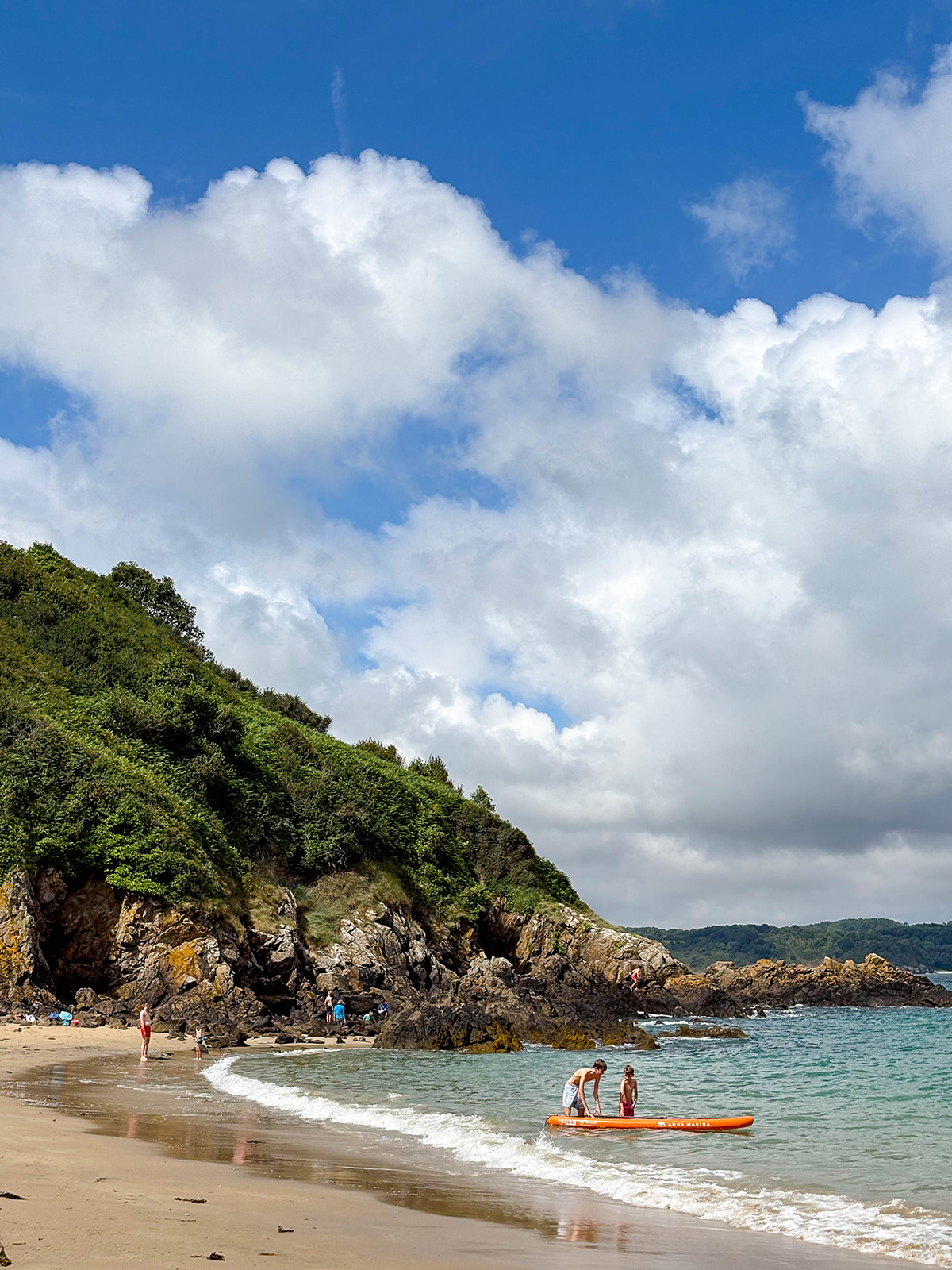Deux personnes qui s'élance sur un paddle
