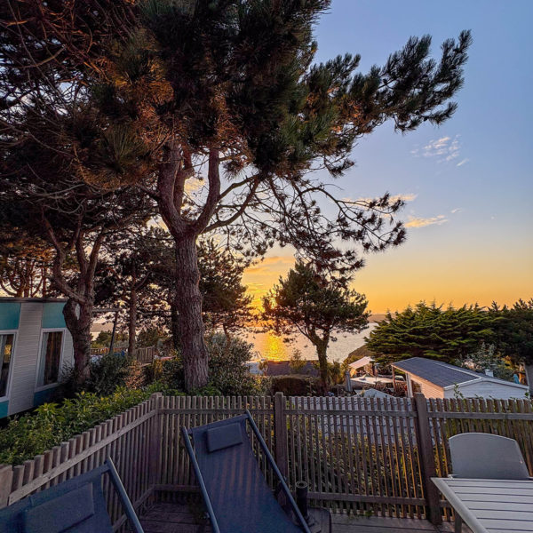 Zonsondergang vanaf het terras van een stacaravan op camping Le Châtelet