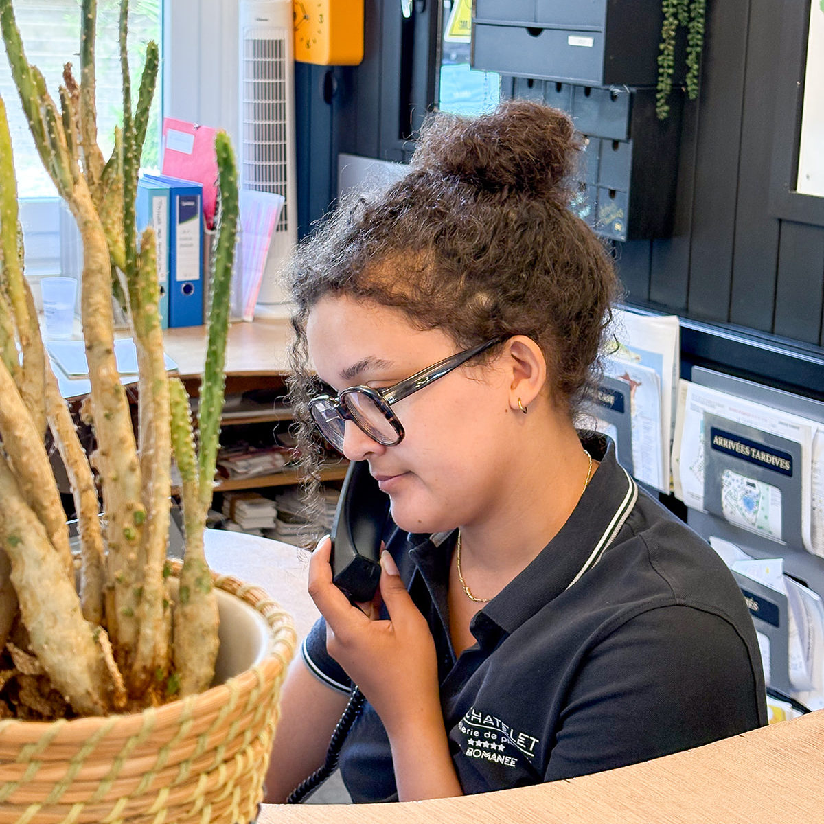 Réceptionniste au téléphone pour un camping en bretagne