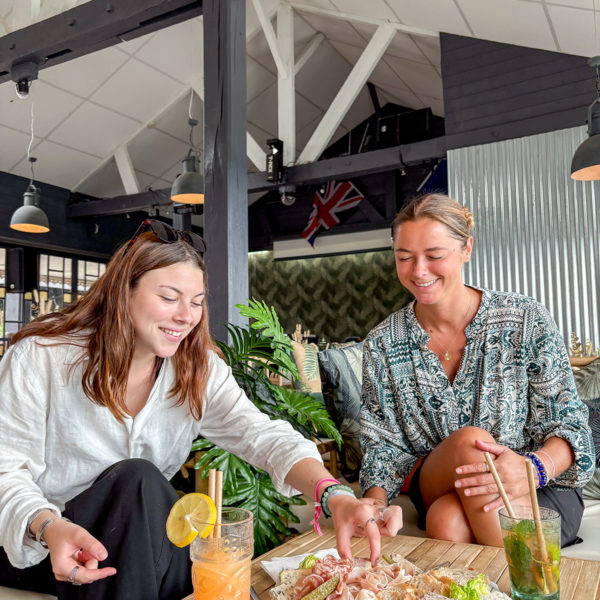 Deux femme qui déguste une planche apéro