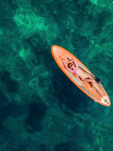 Femme sur un paddle dans l'eau