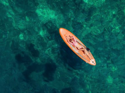 Vrouw op een paddleboard in het water